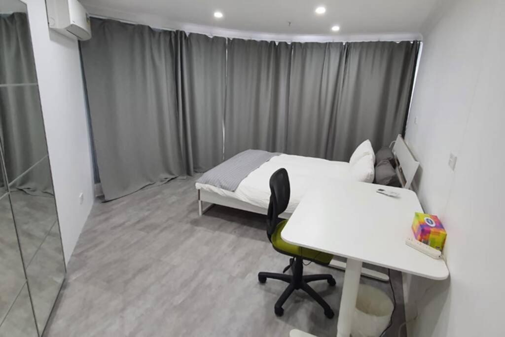 Dana-Spacious Private Room In Shared 2-Bedroom Apartment-1 Canberra Buitenkant foto